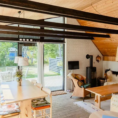 In 'schubben,' An Idyllic Garden Hals