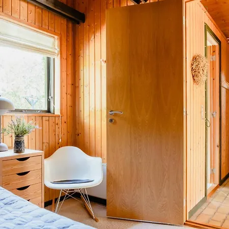 In 'schubben,' An Idyllic Garden * Hals